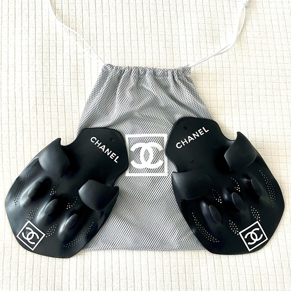 CHANEL New Paddle Gloves Swim Hand Black & White -Collector’s Item - Never Used - Picture 5 of 6